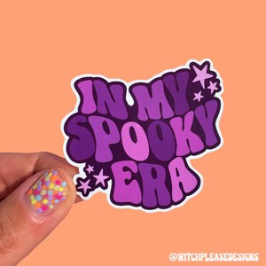 Pegatina troquelada &quot;En mi época espeluznante&quot; / Pegatina brillante otoñal / Pegatinas espeluznantes moradas / Pegatina de Halloween espeluznante / Pegatina para Kindle y portátil