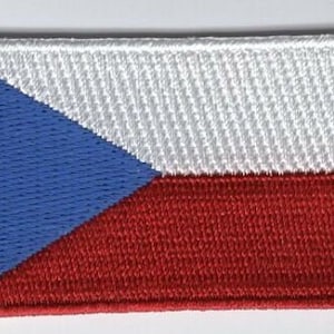 Könnte beinhalten: Gestickter Aufnäher der tschechischen Flagge. Die Flagge ist ein weißes Dreieck mit einem blauen Dreieck auf der linken Seite und einem roten Rechteck unten.