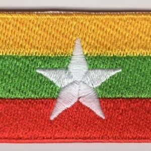 Könnte beinhalten: Gestickter Aufnäher der Flagge von Myanmar. Die Flagge ist rot, grün und gelb mit einem großen weißen Stern in der Mitte.
