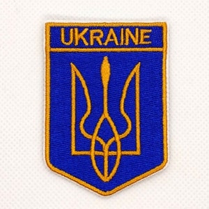 Könnte beinhalten: Ein blauer und goldener gestickter Aufnäher mit dem ukrainischen Wappen, einem Dreizack, und dem Wort "UKRAINE" in gelben Buchstaben.