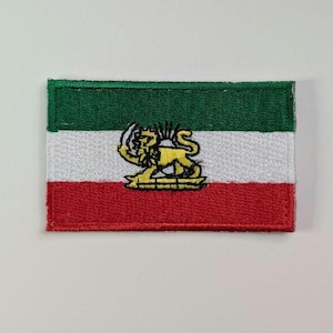 Könnte beinhalten: Rechteckiger, gestickter Aufnäher mit der iranischen Flagge. Er zeigt horizontale Streifen in Grün, Weiß und Rot. Der weiße Streifen zeigt ein gelbes Löwen- und Sonnenemblem. Der Aufnäher hat einen gestickten Rand.
