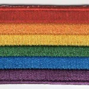 Peut inclure: Un patch brodé aux couleurs de l'arc-en-ciel avec six bandes horizontales. Les bandes sont rouge, orange, jaune, verte, bleue et violette.