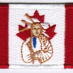 Può includere: Toppa ricamata con una bandiera canadese rossa e bianca con un'immagine stilizzata di una persona indigena al centro. La persona indossa un copricapo con piume e una fascia blu.