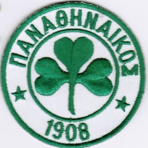 Könnte beinhalten: Weißer und grüner gestickter Aufnäher mit dem Text "PANATHINAIKOS 1908" und einem grünen Kleeblatt.