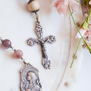 OUR LADY of LELIES Zakrozenkrans in rozenagaat - katholieke rozenkrans - decenniumrozenkrans - cadeau voor haar