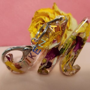 Op maat gemaakte sleutelhanger met je naam en je droogbloemen voor elke zinvolle gelegenheid