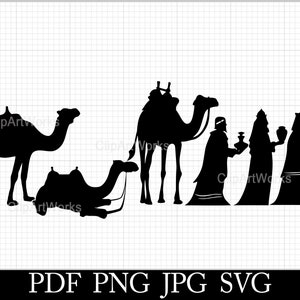 Könnte beinhalten: Schwarze Silhouette von drei Weisen, die mit Geschenken gehen, gefolgt von zwei Kamelen. Die Kamele tragen Sättel und gehen in einer Reihe. Die Weisen tragen Roben und tragen Geschenke.