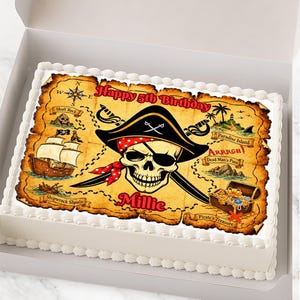 Può includere: Una torta rettangolare in una scatola bianca con una stampa commestibile di una mappa dei pirati. Il design include un teschio centrale con cappello da pirata e benda, circondato da illustrazioni di una nave, un forziere e il testo Happy 5th Birthday Millie.