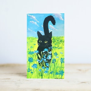 Carte de chat noir mignon avec fleurs bleues, 10 x 7 pouces, oeuvre d'art originale, peinture de chat noir, oeuvre d'art à la gouache, petit art