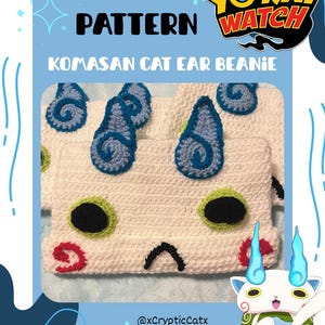 Könnte beinhalten: Eine weiße Häkelmütze mit zwei blauen, spiralförmigen Ohren, großen lindgrünen und schwarzen Augen, einem schwarzen Mund und roten Spiralen an den Wangen. Der Text lautet PATTERN, YO-KAI WATCH, KOMASAN CAT EAR BEANIE und @xCrypticCatx.