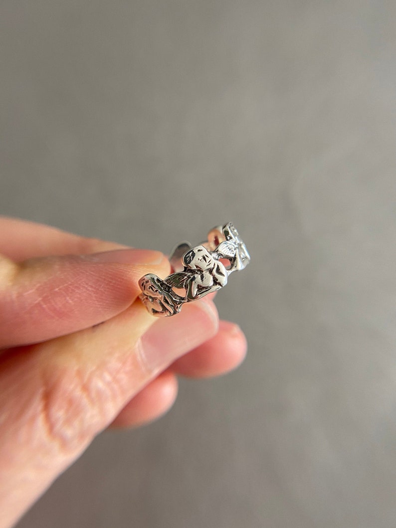 K&ouml;nnte beinhalten: Ein silberner Ring mit floralem Design. Der Ring ist aus Metall und hat eine zarte, feminine Optik.