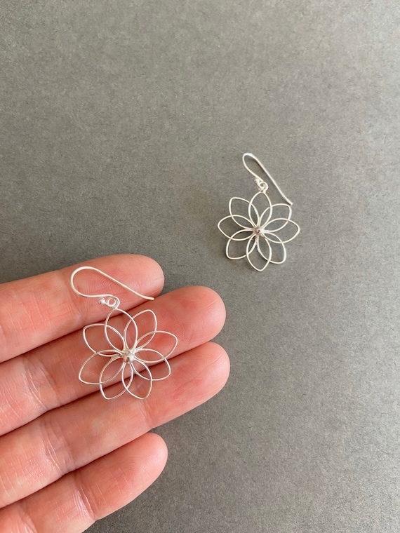 Orecchini A Fiore In Argento 925 Con Resina Epossidica Multicolore - Piccole Margherite 8mm - Gioielli Artigianali Delicati - 2
