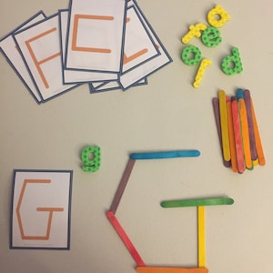 Tarjetas de tareas con palitos de helado y manualidades con actividades del alfabeto para niños pequeños, preescolares y de primaria