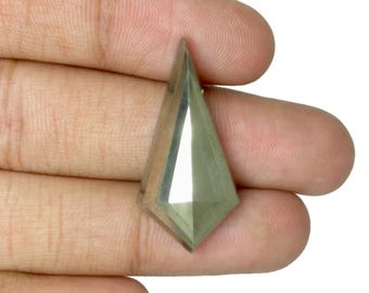 Gema de pirita natural con forma de cometa: colgante facetado de oro.