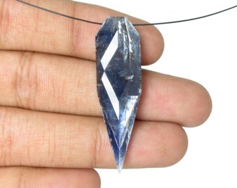 Piedra preciosa de cianita natural, colgante facetado con cuentas azules brillantes de forma elegante.
