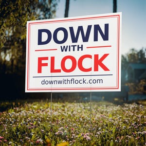 Puede incluir: Un letrero de jardín rectangular con fondo blanco y un borde rojo fino. El texto dice DOWN en letras grandes azul oscuro, WITH en letras más pequeñas azul oscuro y FLOCK en letras grandes rojas. El sitio web downwithflock.com aparece debajo.