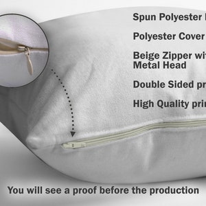 Puede incluir: Una funda de almohada blanca con una cremallera beige y un tirador de cremallera de metal. La funda de almohada est&aacute; hecha de poli&eacute;ster hilado en el interior y de poli&eacute;ster en la cubierta. El texto "Spun Polyester Inside", "Polyester Cover", "Beige Zipper with Metal Head", "Double Sided print" y "High Quality print" es visible en la imagen. El texto "You will see a proof before the production" tambi&eacute;n es visible en la imagen.