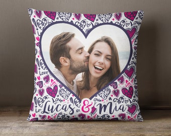 Coussin personnalisé pour la Saint-Valentin avec une image en forme de coeur et des noms. De nombreuses options d'arrière-plan différentes sur le thème de l'amour.