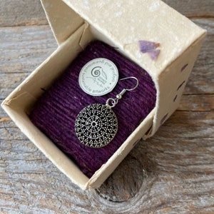 PRECIOUS BOX 1, scatola regalo per orecchini o spilla, fatta a mano, carta artigianale con petali veri, corda di fibra di cocco, Jew#1
