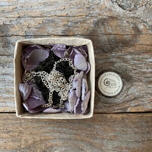 PRECIOUS BOX 2, scatola regalo per catenina o bracciale, fatta a mano, carta artigianale ecologica, petali di ortensia e corteccia, Jew#2
