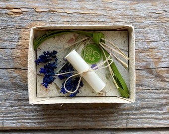 MESSAGE dans une BOÎTE,boîte en papier artisanal,fleurs de Muscari séchées,rouleau de papier de maïs,écologique,romantique,Mes#7