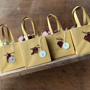 AUTUMN SHEEP COLLECTION, pecorella appendibile in lana, decoro natalizio eco-friendly, pack in borsina fatta a mano, decorazione atossica
