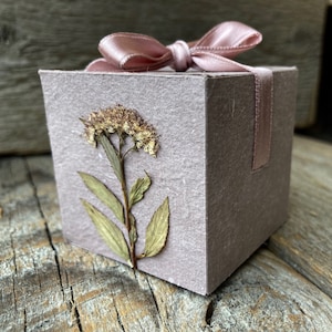 SPIRAEA JAPONICA, piccola scatola regalo botanica, cofanetto naturale, carta artigianale equosolidale, fiori pressati, pezzo unico #Box26