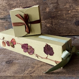 WINE SET, 2 scatole regalo con foliage autunnale, piccole foglie pressate di partenocisso, regalo enologo, nastrino di raso, unici #Box21