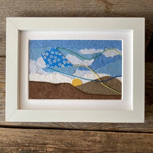PAPER KITE, aquilone con margherite, cielo, montagne e sole in carta artigianale con texture e rilievo, originale, incorniciato, appendibile