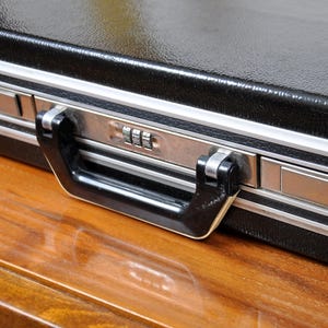 porte-documents en plastique vintage, étui avec cadenas à combinaison, sac pour homme, sac en plastique de style aluminium, sac d'affaires vintage, étui de diplomate soviétique.