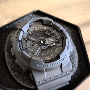 Vintage Casio G-Shock WR20BAR Quartz Watch: High Resistance, Classic Black
