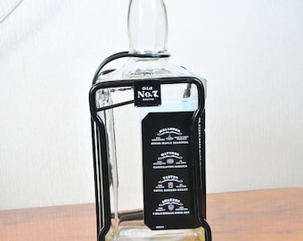 Jack Daniels Liter Flasche mit Spender auf Swing Stand
