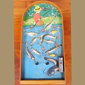 Stara drewniana gra planszowa, bilard dla dzieci, mapa do gry w pinball. ZSRR, Ukraina, lata 60. XX wieku