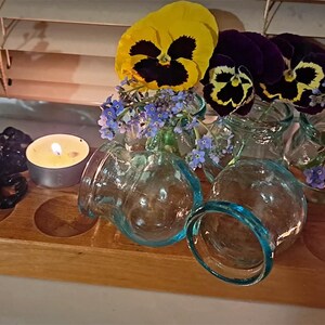 Set mit 9 Vintage Blau Grün Glas Gläser auf Holzständer für Home Decor