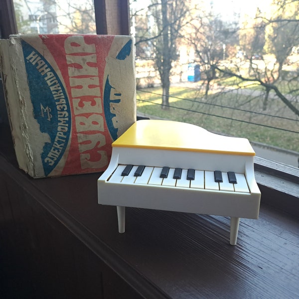 Très rare jouet vintage pour enfants décoratif en plastique soviétique vintage, piano jaune entièrement fonctionnel