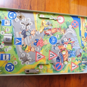 Stara drewniana gra planszowa, bilard dla dzieci, mapa do gry w pinball. ZSRR, Ukraina, lata 70. XX wieku