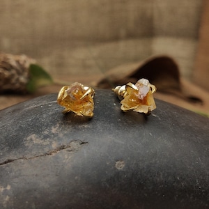 Small Raw Citrine Quartz Gold Claw Stud Earrings Yellow Crystal Stone Earring Studs Gemstone Birthstone Earrings Boho Jewelry Gift For Women
