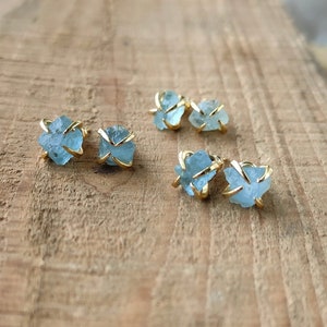 Kleine Rohe hellblau Aquamarin Ohrstecker Aquamarin Quarz Ohrring Edelstein Heilung Kristall Ohrstecker Birthstone Ohrringe Boho Schmuck Geschenk