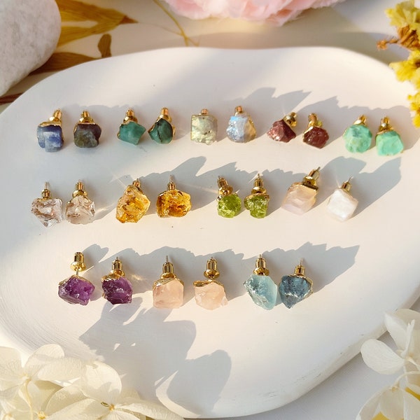 Petites boucles d'oreilles en pierres précieuses brutes Boucles d'oreilles en quartz rose Boucles d'oreilles aigue-marine Clous en cristal de guérison Boucles d'oreilles avec pierre de naissance Bijoux bohèmes cadeau