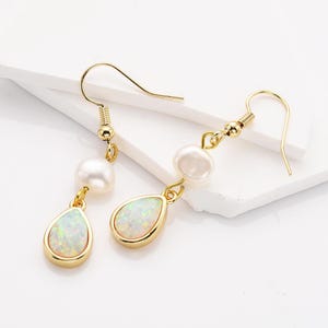 Örhängen med droppformad opal och sötvattenspärla, guldpläterade glasopalörhängen, boho smycken med oktobers födelsesten, present till henne