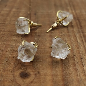 Raw Natural White Crystal Stud Earring Gold Claw Clear Quartz Women&#39;s Studs Rough Stone Healing Earring Birthstone Boho Jewelry Gift Earring