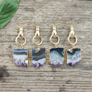 Pendientes de rebanada de amatista natural Pendientes de amatista de mano de latón chapado en oro Pendientes de cuarzo de cristal crudo Pendientes de piedras preciosas Regalo de joyería para ella