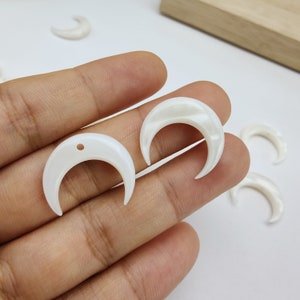 Hanger met witte schelp en maan: natuurlijke halve maankraal voor het maken van sieraden