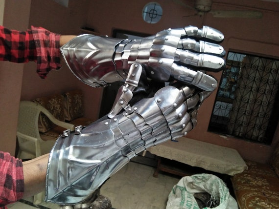 Medieval knight gauntlet 2025
