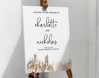 Puede incluir: Un cartel de boda blanco con texto en caligrafía negra que dice "Bienvenido a la boda de Charlotte y Nicholas, 18 de junio de 20XX, Magical Gardens, Calabasas". El cartel presenta una ilustración de acuarela de un castillo.