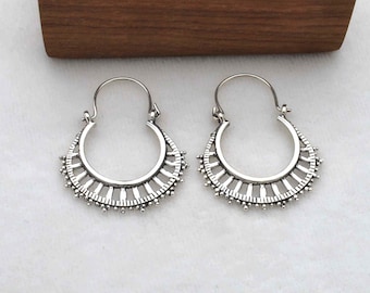 Pendientes de aro victorianos de filigrana de plata de ley: una elegante joya que marca tendencia.
