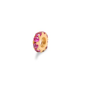 Puede incluir: Un charm dorado con forma de anillo, adornado con una serie de gemas rosas vibrantes. Las gemas están espaciadas uniformemente alrededor del charm, creando una banda continua de color. El charm está sobre un fondo blanco.