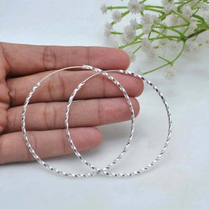 Sterlingzilveren gedraaide oorringen | Small Medium Large huggie-oorbellen | sierlijke kleine oorbellen | Gehamerde oorbel 65 mm 55 mm, 50 mm, 45 mm