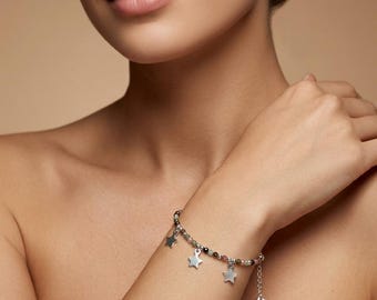 Pulseira de prata esterlina com pingente de estrela e várias contas de turmalina.