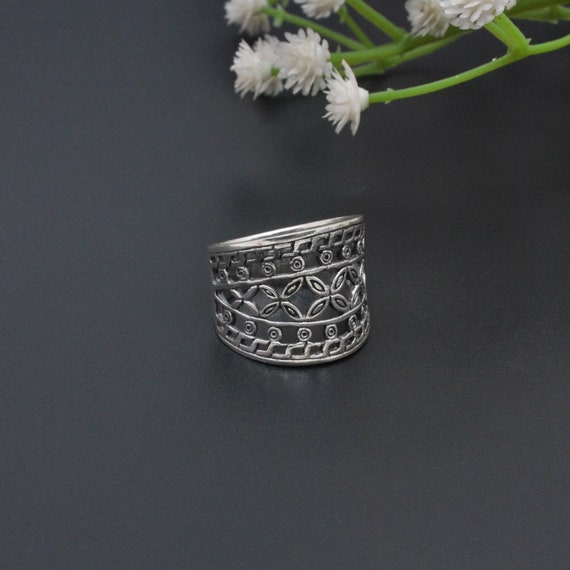 Anello a fascia floreale in argento sterling ossidato Gioielli